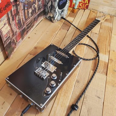 Guitare cigar box 4 cordes électrique noire "De Luxe". Configuration HSS avec manche et érable et touche en ébène. Guitare cigar box 4 cordes électrique noire "De Luxe". Configuration HSS avec manche et érable et touche en ébène.