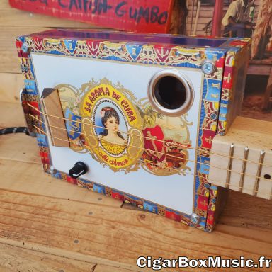 Guitare cigar box acoustique avec micro piezo et boite importée des USA.