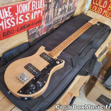 Guitare cigar box solid body électrique 3 cordes avec deux micro P90 et switch 3 positions.