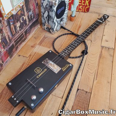 Guitare cigar box électrique noire 3 cordes avec micro humbucker.