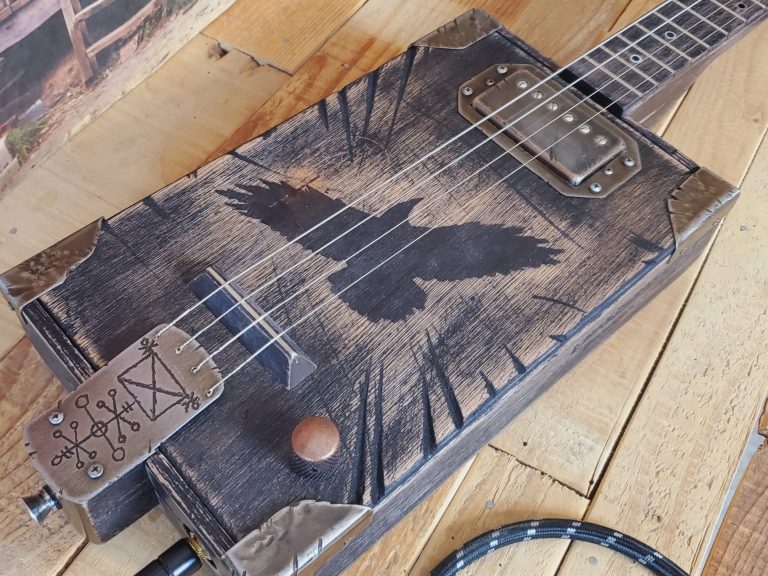cigar box guitar personnalisée de Jérôme Graille cigar box guitar personnalisée de Jérôme Graille