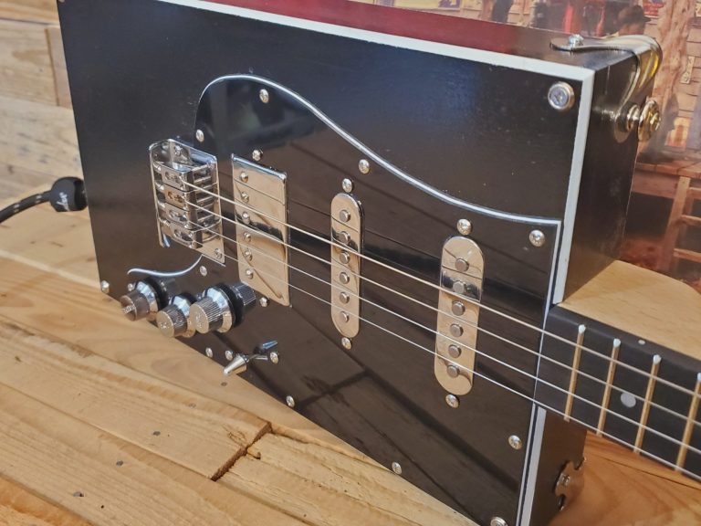 cigar box guitare 4 cordes électrique noire "De Luxe" avec trois micros. cigar box guitare électrique noire 4 cordes "De Luxe" avec trois micros.