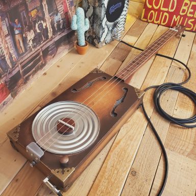 cigar box guitar acoustique avec résonator et peinture sunburst.