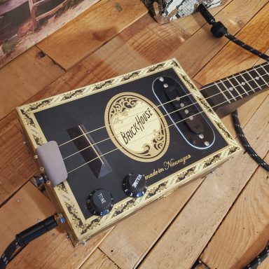 Guitare cigar box électrique 3 cordes avec boite importée des Etats-Unis et micro simple bobinage.