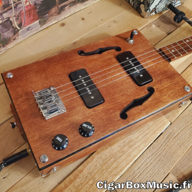  Guitare cigar box électrique 4 cordes avec deux micros P90. Boite fabriquée sur mesure à l'atelier.