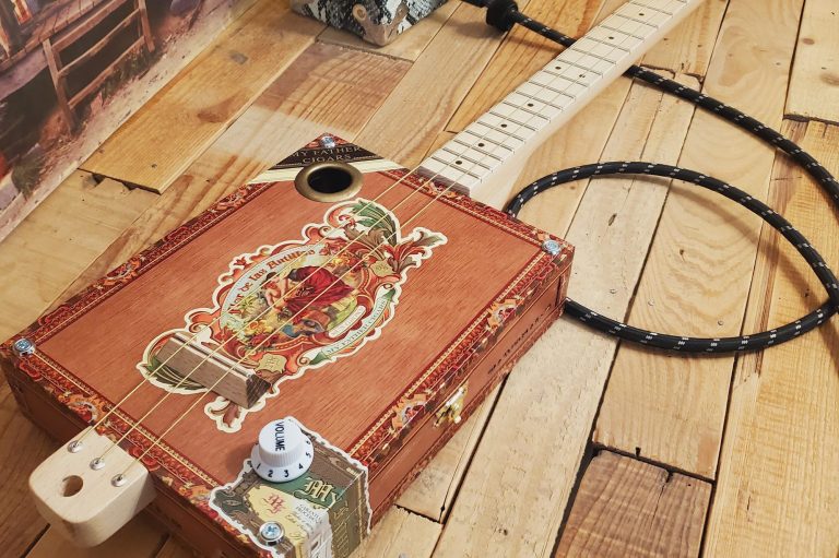 guitare cigar box 3 cordes frettée avec micro piezo. guitare cigar box 3 cordes frettée avec micro piezo.