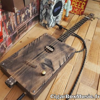 Guitare acoustique 3 cordes avec micro simple bobinage et touche en ébène. Boite format Jumbo fabriquée à l'atelier. Finition heavy relic. Guitare acoustique 3 cordes avec micro simple bobinage et touche en ébène. Boite format Jumbo fabriquée à l'atelier. Finition heavy relic.
