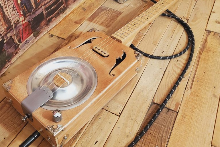 cigar box guitar 4 cordes avec résonateur. cigar box guitar 4 cordes avec résonateur.