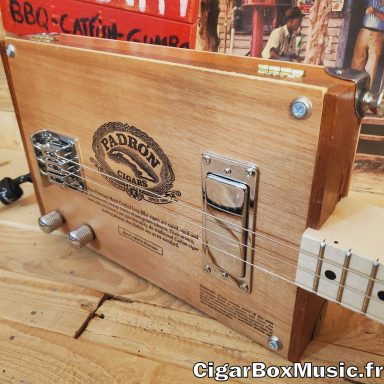 Guitare cigar box électrique 3 cordes avec micro humbucker et boite Padron importée des USA.