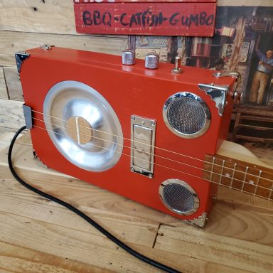 Guitare cigar box 3 cordes rouge avec résonator et humbucker.