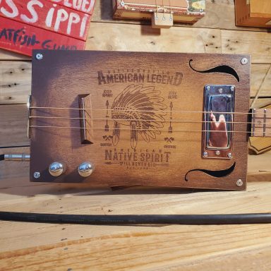 Guitare cigar box avec motif indien gravé au laser.