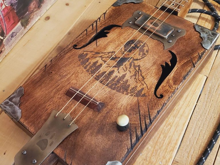 Guitare cigar box 3 cordes acoustique avec look rustique et usé. Guitare cigar box 3 cordes vintage