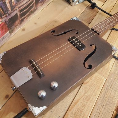 Guitare cigar box acoustique 3 cordes avec micro simple bobinage et peinture sunburst.