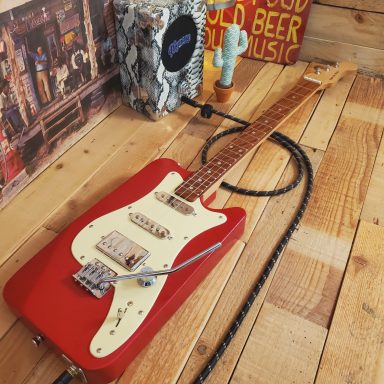 Guitare cigar box solid body rouge électrique 3 cordes avec micros HSS, switch 3 positions et trémolo. Guitare cigar box solid body rouge électrique 3 cordes avec micros HSS, switch 3 positions et trémolo.