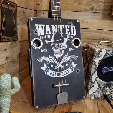 Guitare cigar box avec pré-ampli acoustique et décoration thème Western.