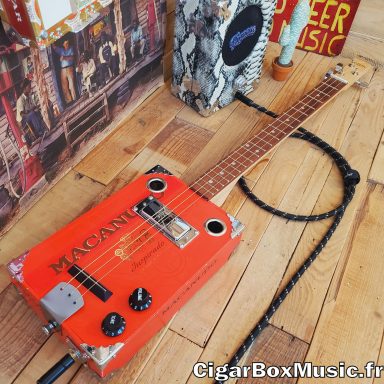 Guitare cigar box électrique rouge 3 cordes avec micro humbucker et touche rapportée.