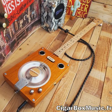 Guitare cigar box acoustique avec résonator et micro simple bobinage.