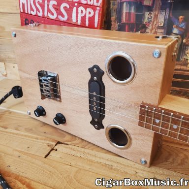 Guitare cigar box électrique 4 cordes avec micro simple bobinage. Boite fabriquée à l'atelier et touche rapportée. Guitare cigar box électrique 4 cordes avec micro simple bobinage. Boite fabriquée à l'atelier et touche rapportée.
