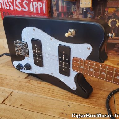 Guitare cigar box solid body électrique noire 3 cordes avec deux micro P90 et switch 3 positions.