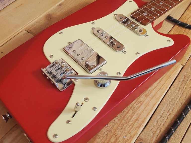 Guitare cigar box solid body électrique rouge 3 cordes avec trois micros et trémolo. Guitare cigar box solid body électrique rouge 3 cordes avec trois micros et trémolo.