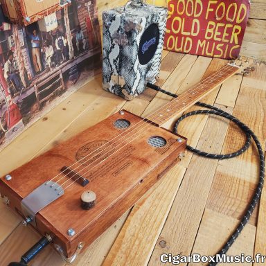 Guitare cigar box acoustique 4 cordes avec micros piezo et switch 3 positions. Boite Padron importée des USA avec finition vintage. Guitare cigar box acoustique 4 cordes avec micros piezo et switch 3 positions. Boite Padron importée des USA avec finition vintage.