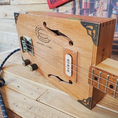 Guitare cigar box électrique 3 cordes avec boite Partagas et accastillage bronze.