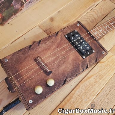 Guitare cigar box 3 cordes acoustique avec humbucker et finition brun vintage.