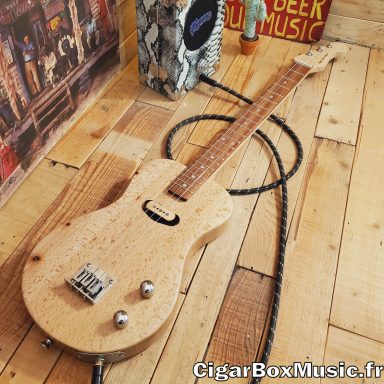 Guitare cigar box solid body électrique 3 cordes avec micro simple bobinage.