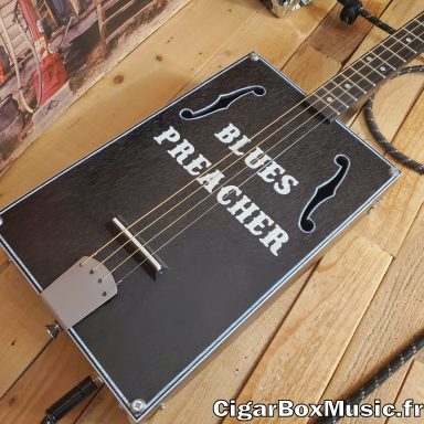 Guitare cigar box acoustique avec pré-ampli acoustique. Boite format Jumbo fabriquée à l'atelier.