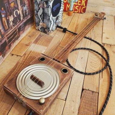 Guitare cigar box avec résonator boite de conserve et micro piezo. Finition vintage.