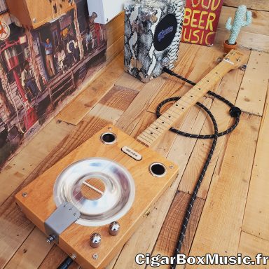 Guitare cigar box acoustique avec résonator et micro simple bobinage.