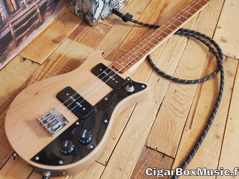 Guitare cigar box solid body double cut avec deux micros P90. Guitare cigar box solid body double cut avec deux micros P90.
