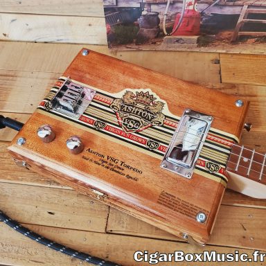 Guitare cigar box électrique 3 cordes avec humbucker, touche rapportée et boite importée des USA.