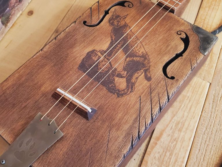 cigar box box 3 cordes avec aspect look rustique et vintage. guitare cigar box vintage